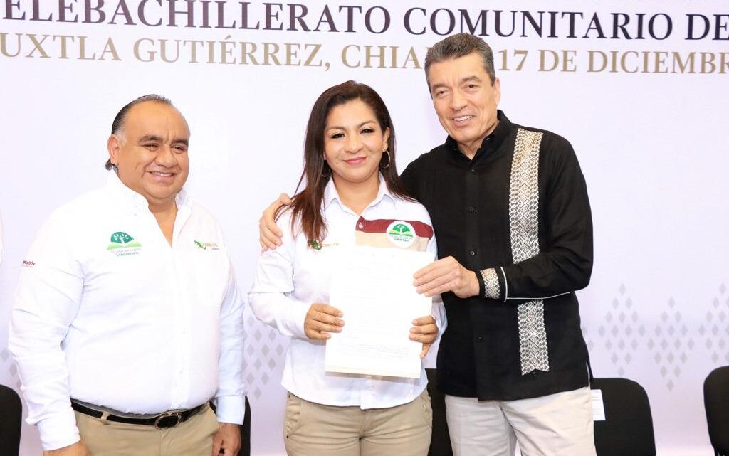 Entrega Rutilio Escandón contratos indeterminados a personal del Telebachillerato Comunitario de Chiapas