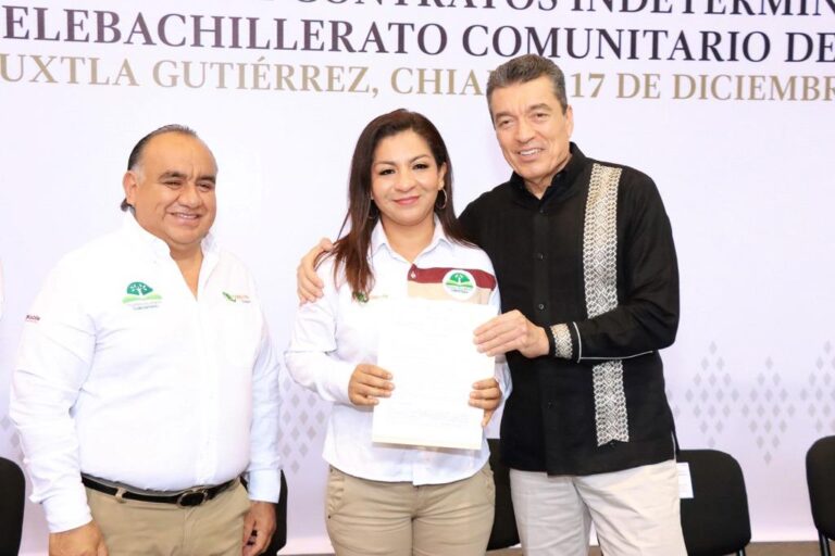 Entrega Rutilio Escandón contratos indeterminados a personal del Telebachillerato Comunitario de Chiapas