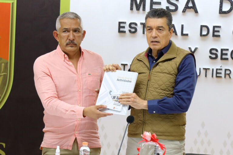 Titular de la FGE Chiapas entrega Informe Anual de Actividades 2023 al gobernador Rutilio Escandón