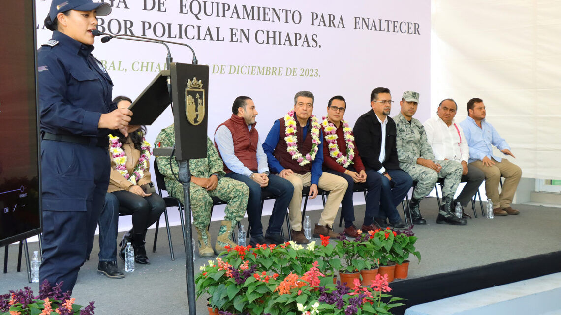 Rutilio Escandón entrega patrullas, motopatrullas y equipamiento a la Policía de Berriozábal