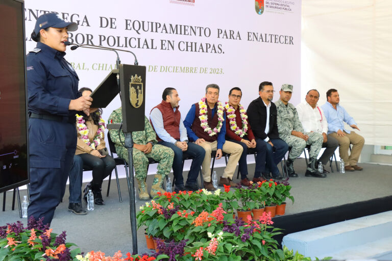 Rutilio Escandón entrega patrullas, motopatrullas y equipamiento a la Policía de Berriozábal