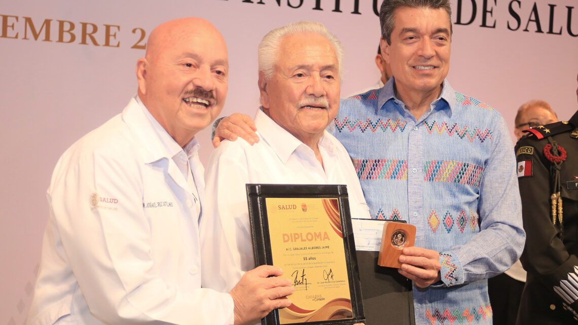 Entrega Rutilio Escandón medallas, estímulos y reconocimientos por antigüedad al personal de salud