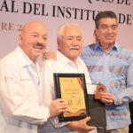 Entrega Rutilio Escandón medallas, estímulos y reconocimientos por antigüedad al personal de salud