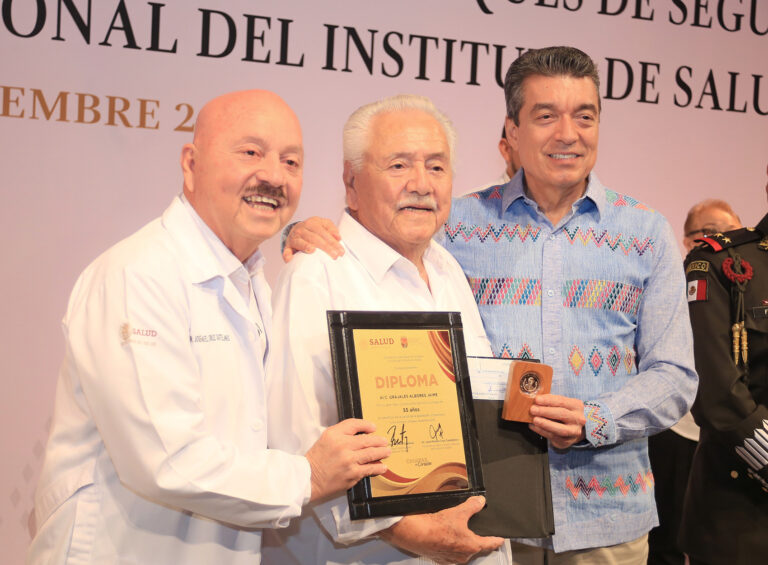 Entrega Rutilio Escandón medallas, estímulos y reconocimientos por antigüedad al personal de salud