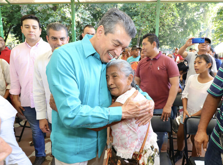 En Tapachula, entrega Rutilio Escandón escrituras públicas y paquetes de láminas