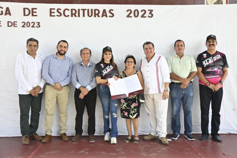 AYUNTAMIENTO DE TAPACHULA ENTREGA ESCRITURAS PÚBLICAS