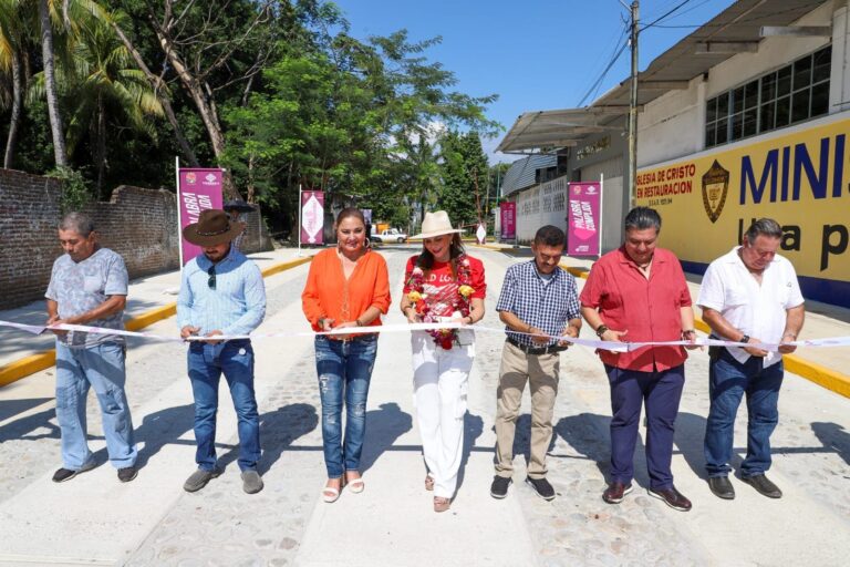 AYUNTAMIENTO DE TAPACHULA ENTREGA OBRA DE PAVIMENTACIÓN MIXTA DE CALLES EN COLONIA CAMPESTRE