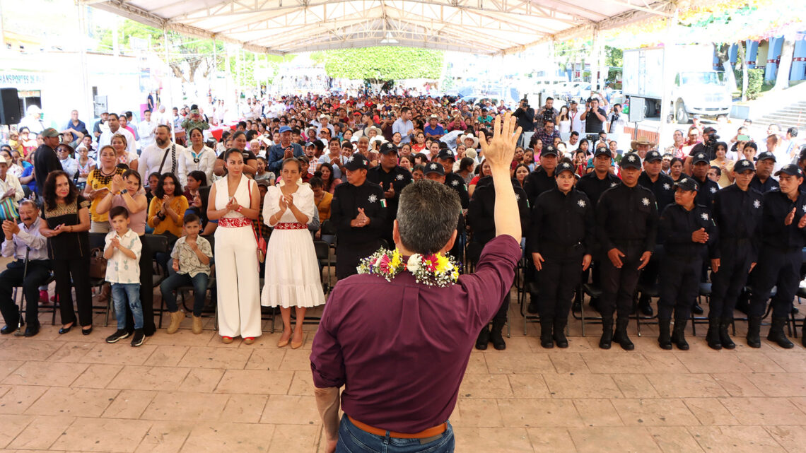 Rutilio Escandón entrega equipamiento, becas, patrullas y motopatrullas a Policía Municipal de Copainalá