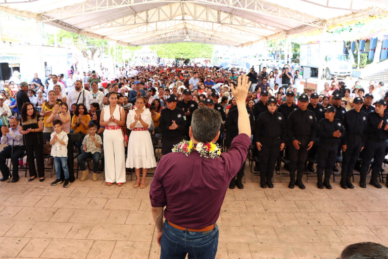 Rutilio Escandón entrega equipamiento, becas, patrullas y motopatrullas a Policía Municipal de Copainalá