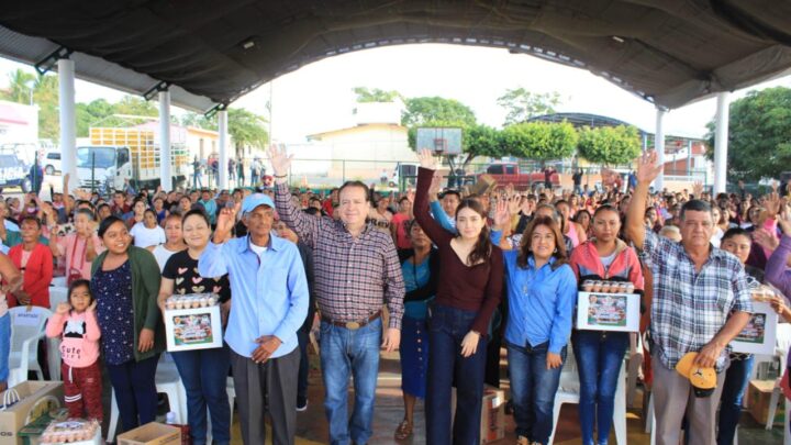 En Chanona Mariano Rosales entrega aves de traspatio a mujeres