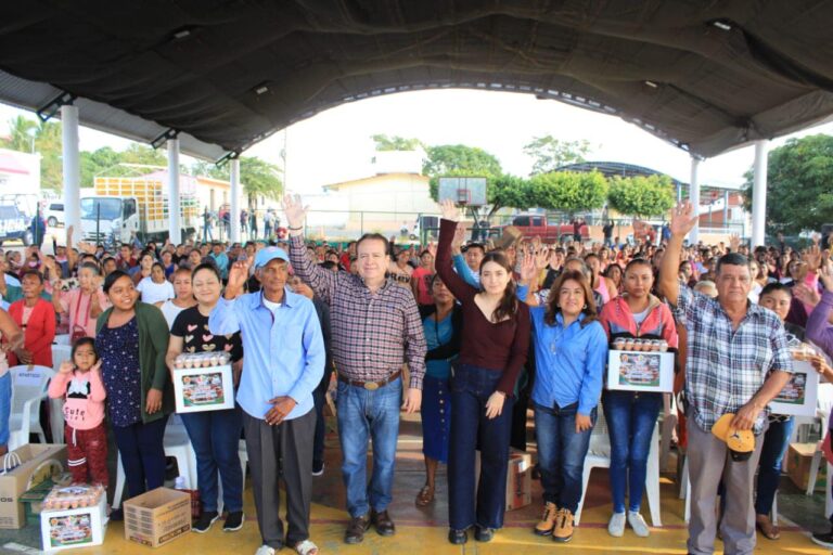 En Chanona Mariano Rosales entrega aves de traspatio a mujeres