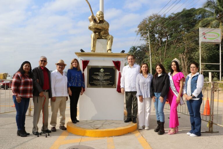 Mariano Rosales devela monumento a Jorge Massias