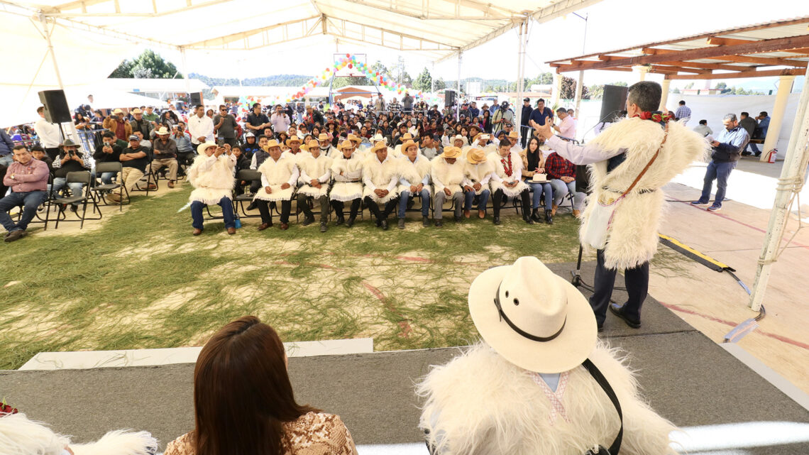 Rutilio Escandón inaugura camino del ejido Arcotete al entronque San Cristóbal-Tenejapa