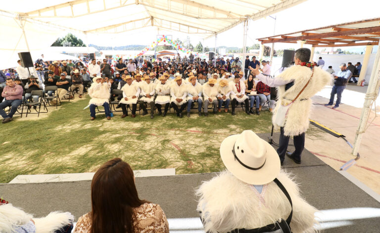 Rutilio Escandón inaugura camino del ejido Arcotete al entronque San Cristóbal-Tenejapa