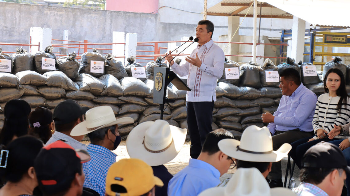 Rutilio Escandón entrega bolsas de silo de maíz a productoras y productores pecuarios de Berriozábal