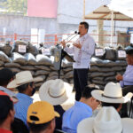 Rutilio Escandón entrega bolsas de silo de maíz a productoras y productores pecuarios de Berriozábal