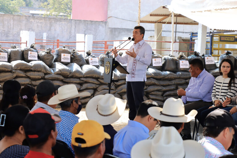 Rutilio Escandón entrega bolsas de silo de maíz a productoras y productores pecuarios de Berriozábal