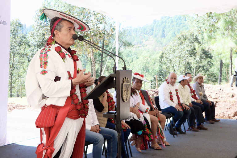 Inaugura Rutilio Escandón construcción del camino Huixtán-Oxchuc-Los Ranchos