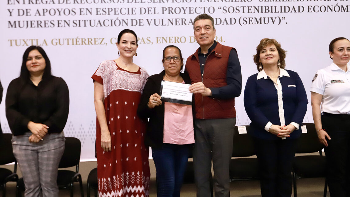 Rutilio Escandón arranca 2024 con entrega de apoyos para impulsar independencia económica de las mujeres