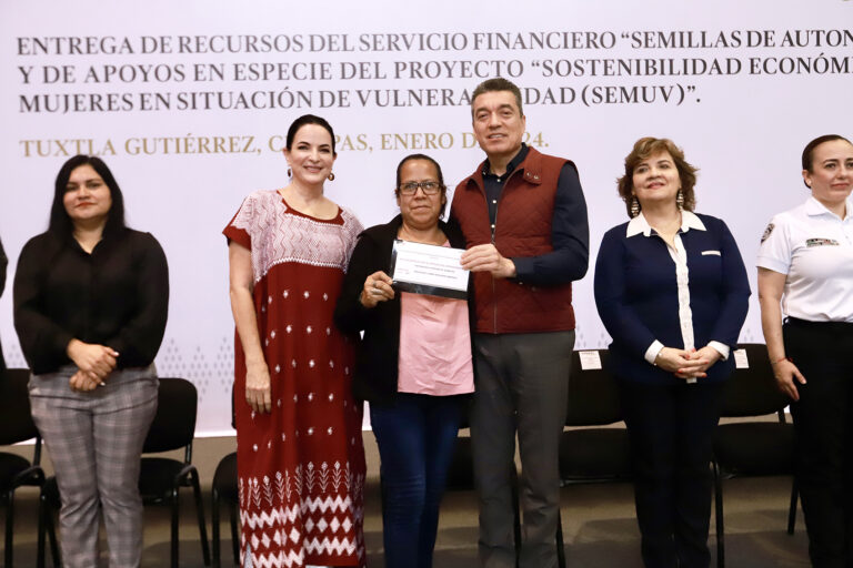 Rutilio Escandón arranca 2024 con entrega de apoyos para impulsar independencia económica de las mujeres