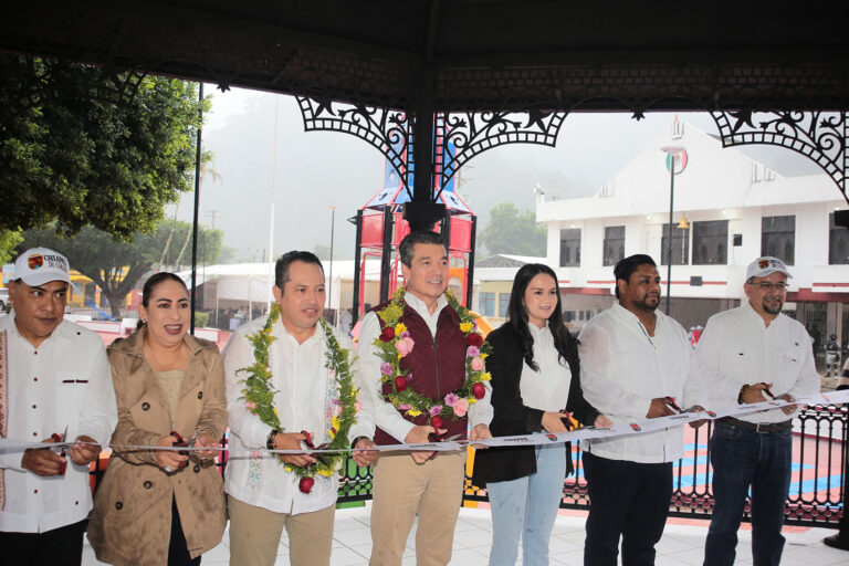 Inaugura Rutilio Escandón rehabilitación del Parque Público Municipal, en Ostuacán