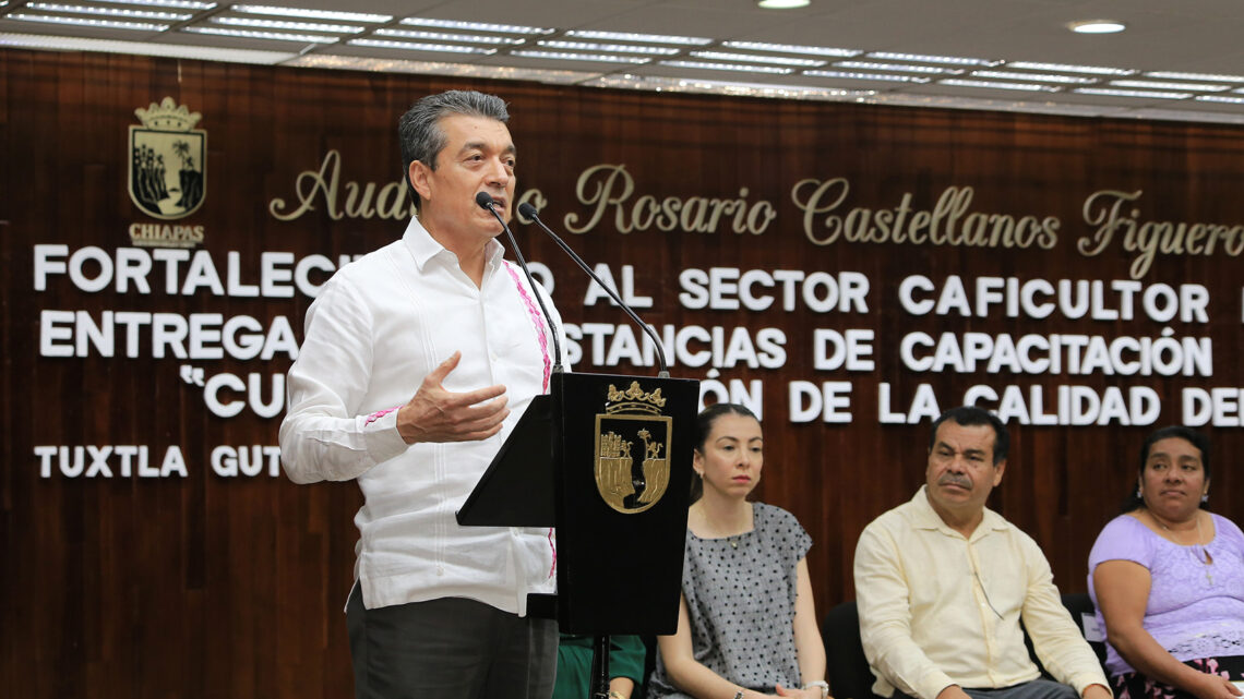 Entrega Rutilio Escandón constancias de capacitación del curso “Cultivo y Gestión de la Calidad del Café”