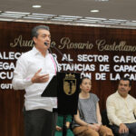 Entrega Rutilio Escandón constancias de capacitación del curso “Cultivo y Gestión de la Calidad del Café”