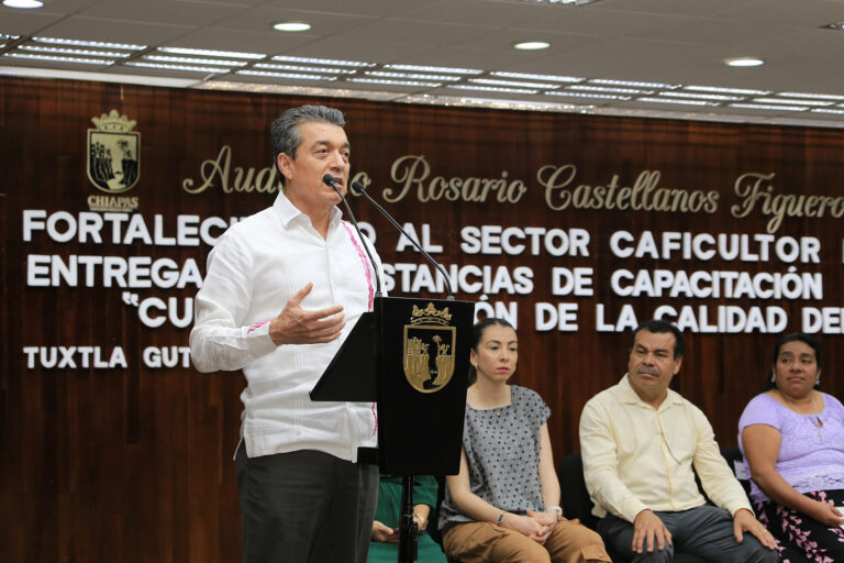 Entrega Rutilio Escandón constancias de capacitación del curso “Cultivo y Gestión de la Calidad del Café”