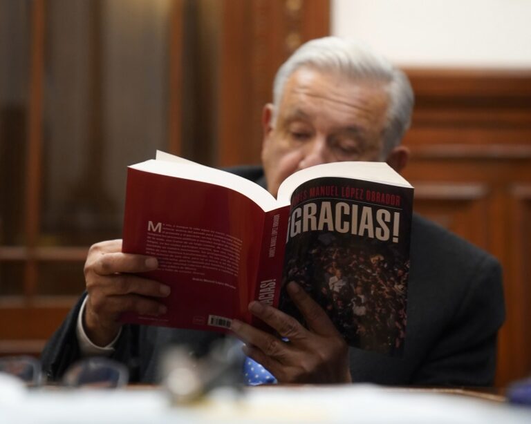 Presidente comparte experiencias y enseñanzas a los jóvenes en nuevo libro: ¡Gracias!