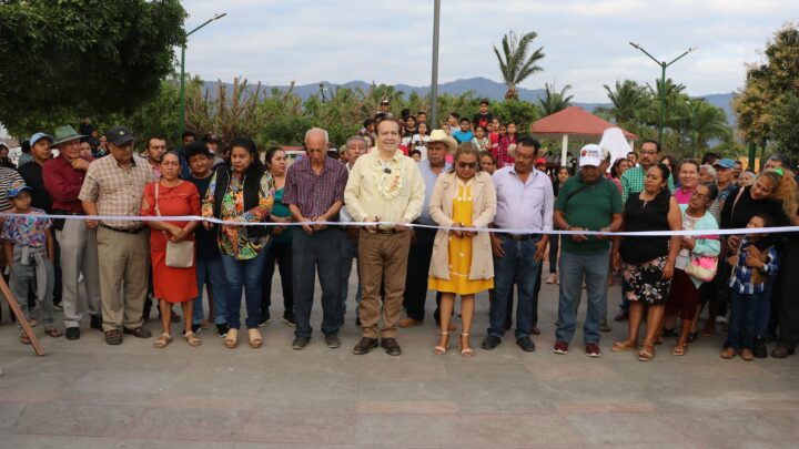 Mariano Rosales inaugura parque en La Garza