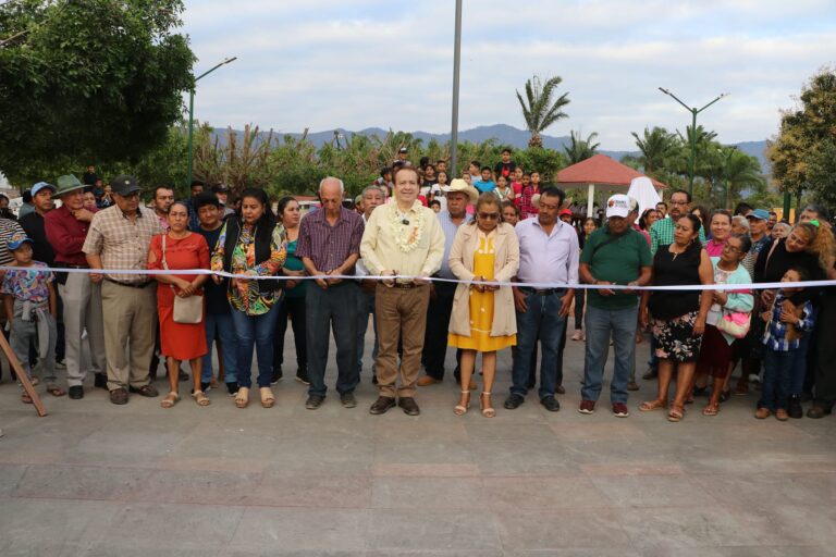 Mariano Rosales inaugura parque en La Garza