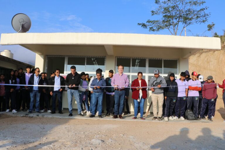 En Nuevo México Mariano Rosales entrega aula didáctica