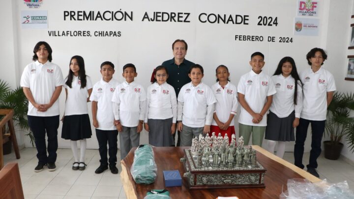 Entrega Mariano Rosales premios a ajedrecistas