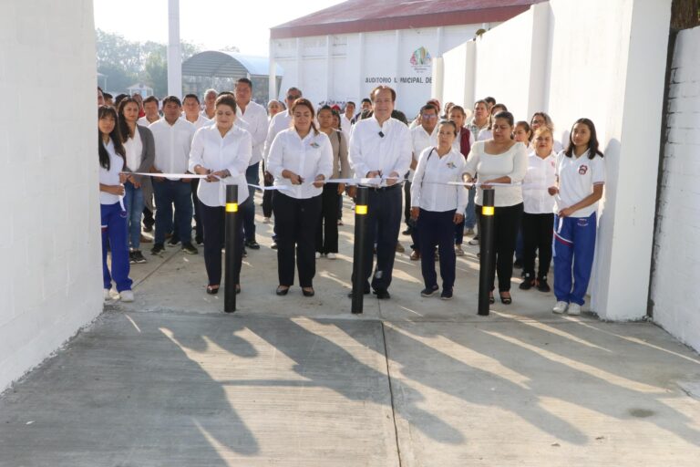 Alcalde Mariano Rosales inaugura andador en zona escolar