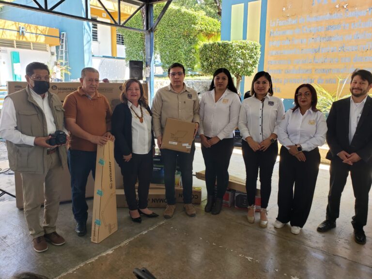 Dotan de equipos tecnológicos a la Facultad de Humanidades Campus VI de la UNACH