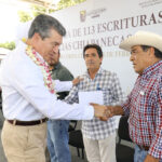 Entrega Rutilio Escandón escrituras públicas a 113 familias de Tuxtla, Chiapa de Corzo y San Cristóbal