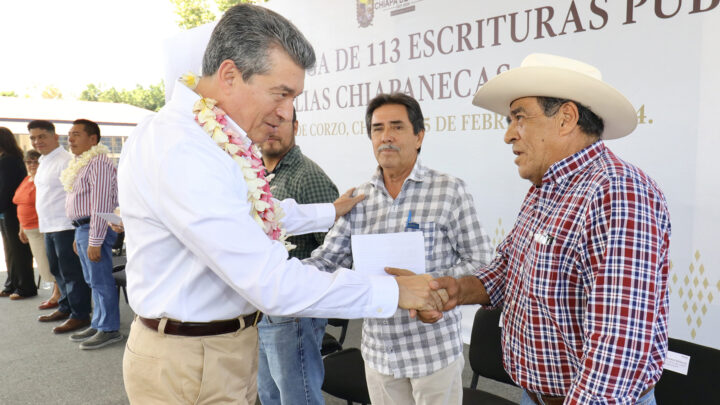 Entrega Rutilio Escandón escrituras públicas a 113 familias de Tuxtla, Chiapa de Corzo y San Cristóbal