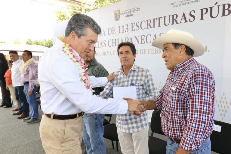 Entrega Rutilio Escandón escrituras públicas a 113 familias de Tuxtla, Chiapa de Corzo y San Cristóbal