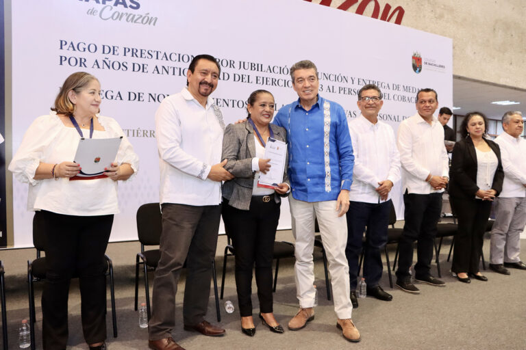 Rutilio Escandón entrega pago de prestaciones y medallas por antigüedad a personal del Cobach