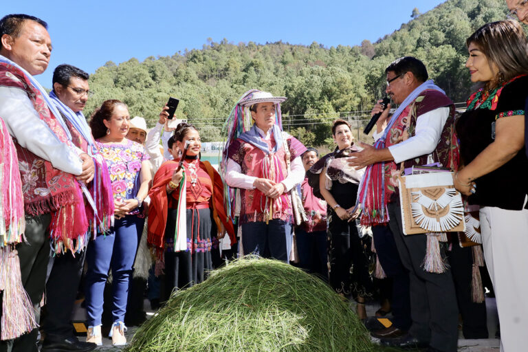 Inaugura Rutilio Escandón construcción del Mercado de las Flores, en Zinacantán