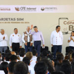 Entrega Rutilio Escandón tarjetas SIM del programa Conectividad para el Bienestar a estudiantes de Chiapas