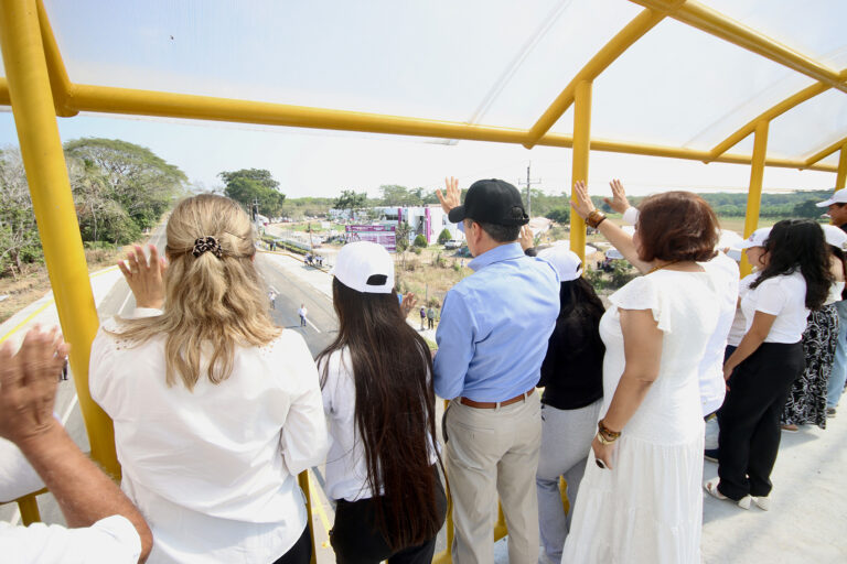 Rutilio Escandón entrega obra vial, autobuses escolares y equipamiento a la UP Tapachula