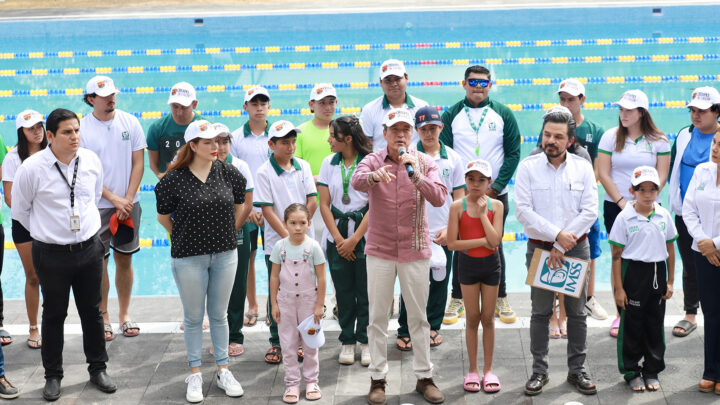 Rutilio Escandón y Zoé Robledo reinauguran alberca de la Unidad Deportiva “Panchón Contreras” del IMSS