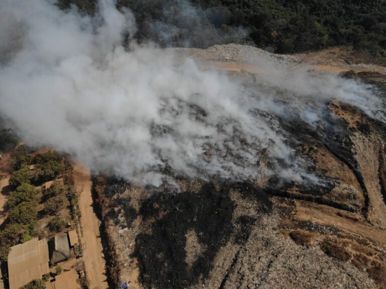 CONTINÚA ATENCIÓN A INCENDIO DE BASURERO MUNICIPAL