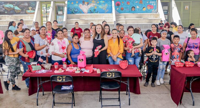 REALIZAN TALLER «ELABORA TU REGALO», PARA BENEFICIAR A LAS MUJERES