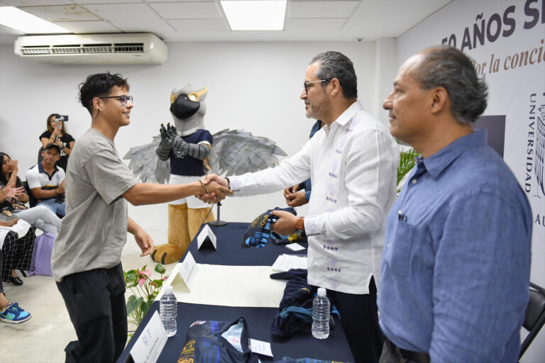 Entregan uniformes a estudiantes de la UNACH que participarán en la etapa estatal de la Universiada