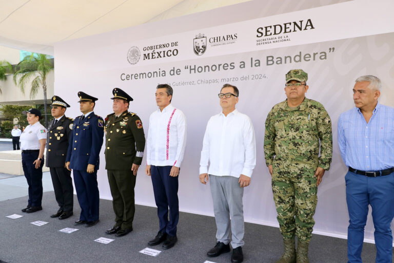 Participa Rutilio Escandón en ceremonia cívica de honores a la bandera