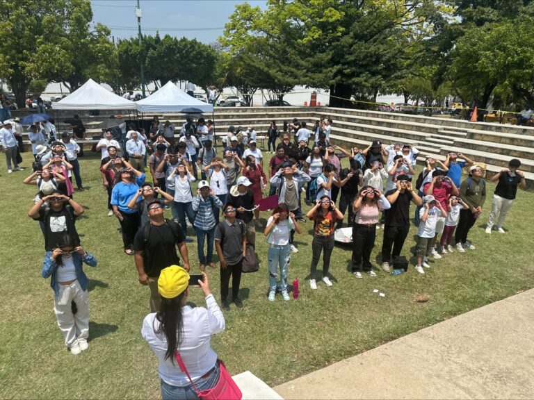 Cientos de personas observan el eclipse solar en la UNACH