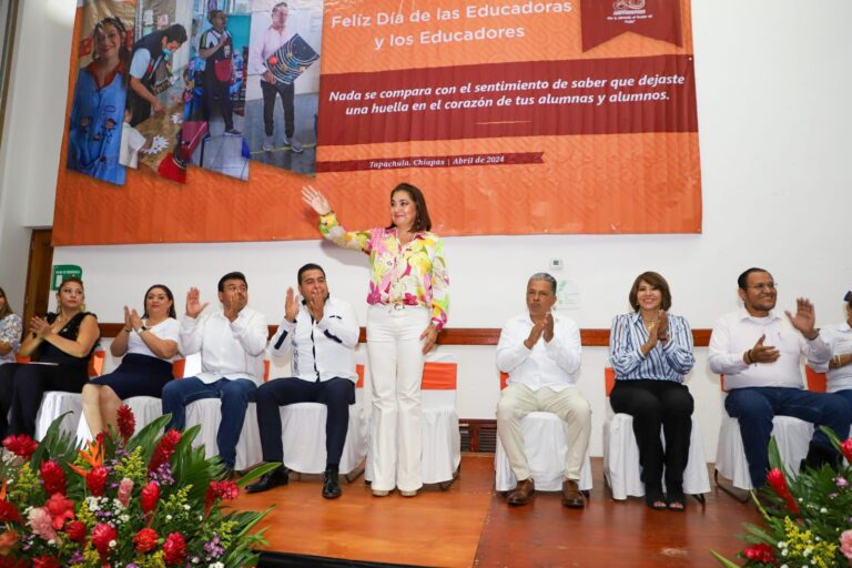 ASISTE AYUNTAMIENTO A CELEBRACIÓN DEL DÍA DE LAS EDUCADORAS Y EDUCADORES EN TAPACHULA