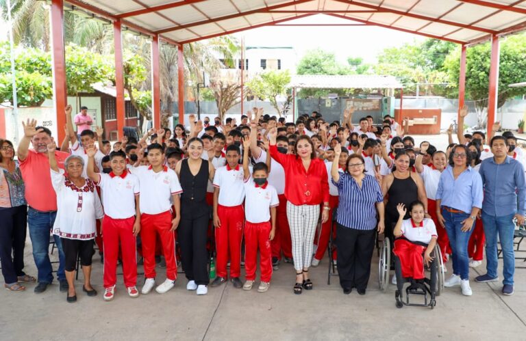 CON “MANOS POR EL PLANETA”, PARTICIPA AYUNTAMIENTO EN REFORESTACIÓN EN LA TELESECUNDARIA NO. 948 DE TAPACHULA